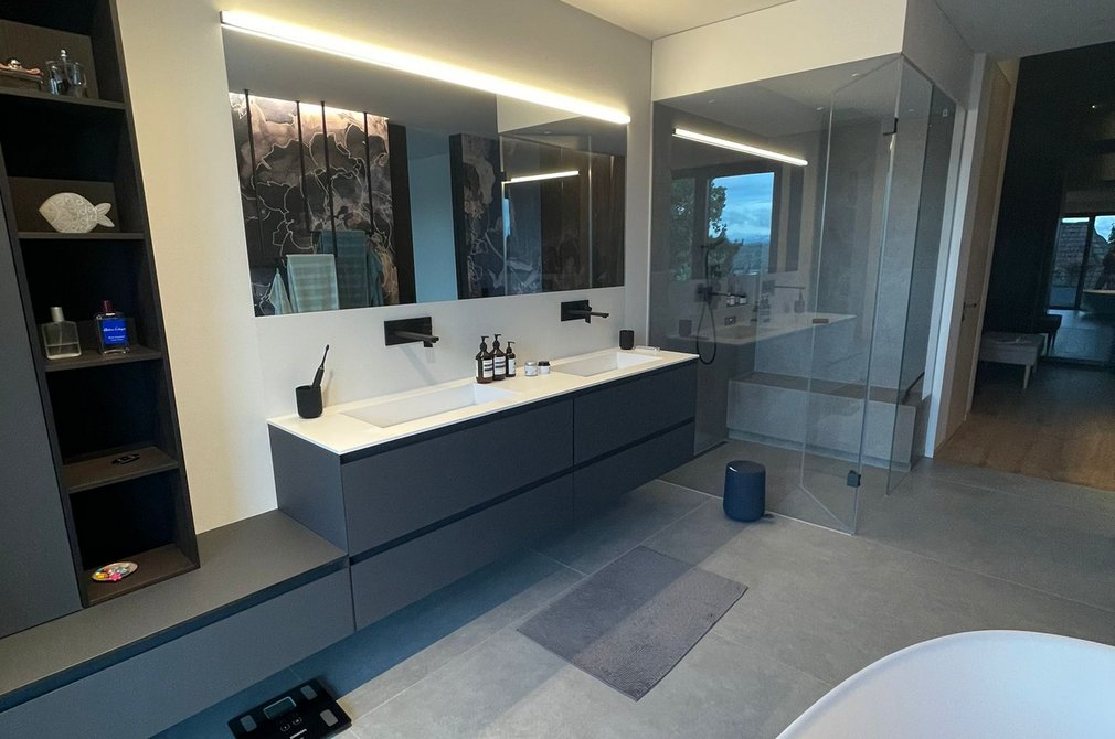 Modernes Badezimmer mit großen Spiegeln
