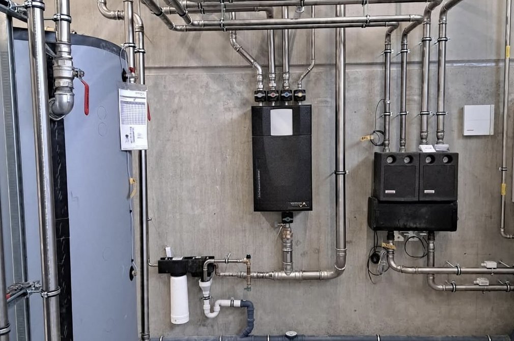 Eine moderne Heizungsanlage mit Rohren in einem Heizungskeller