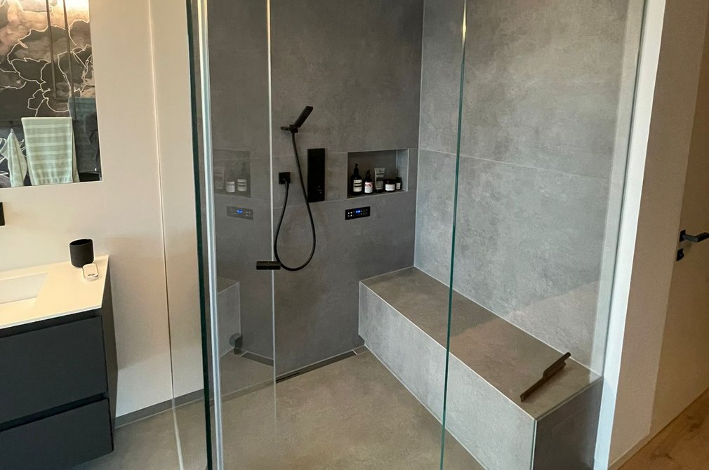 Eine moderne Dusche mit Glaswand