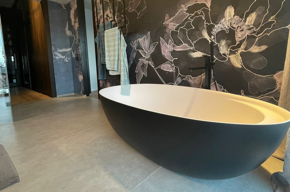 Eine freistehende Badewanne in einem modernen Badezimmer