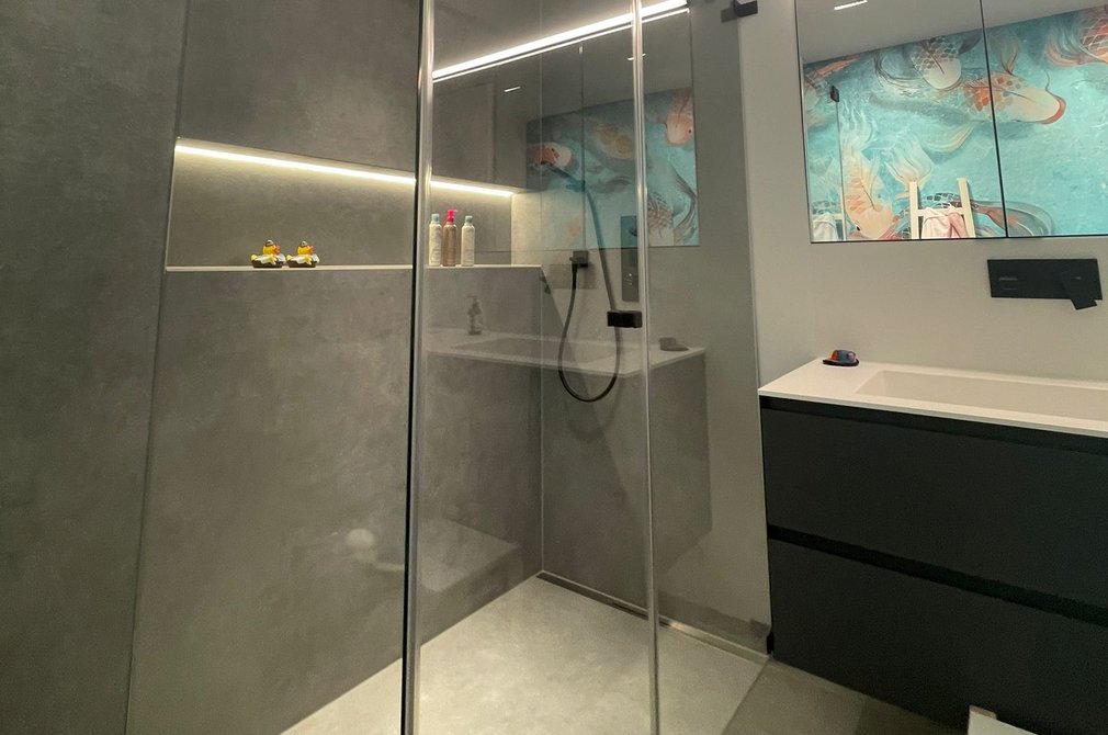 Dusche in einem modernen Badezimmer für Kinder mit Glasscheibe
