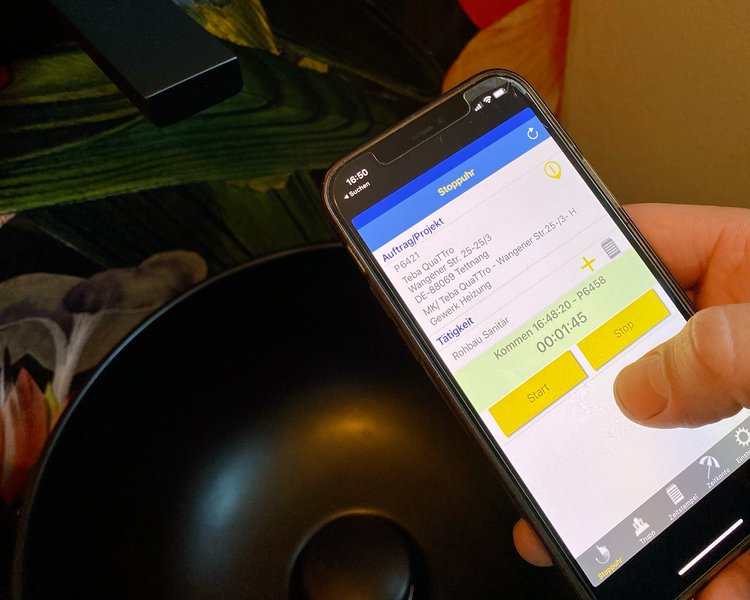 Nahaufnahme eines Smartphones mit geöffneter App, genutzt für digitale Prozesse