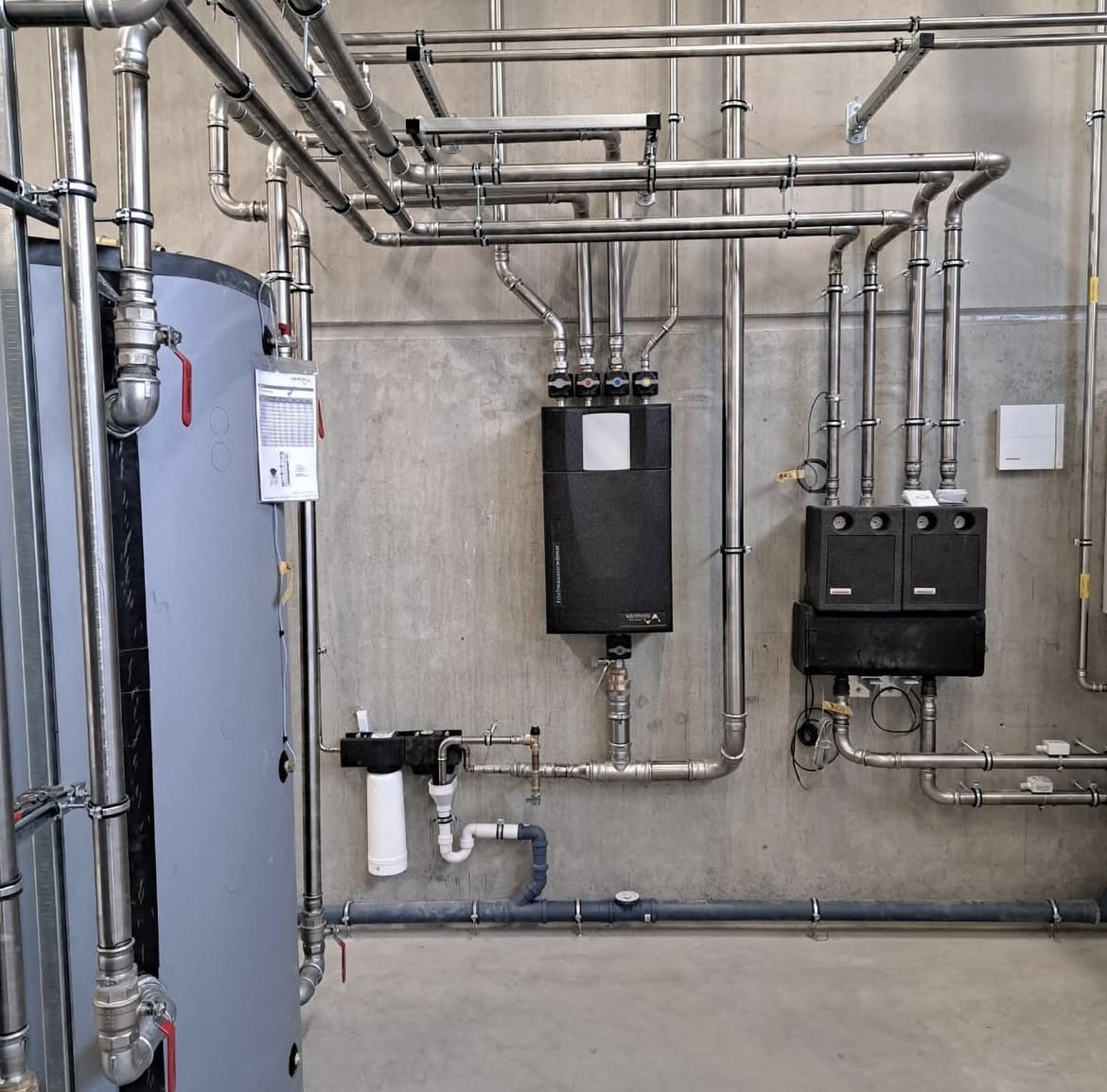 Modernes Heizungssystem Eine moderne Heizungsanlage mit Rohren in einem Heizungskeller